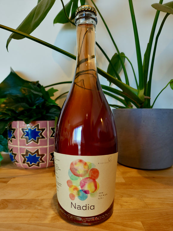 Bottle and front label of Bikicki Nadia natural wine
