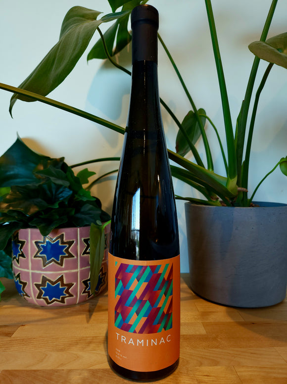 Bottle and front label of Bikicki Sfera Noir natural wine