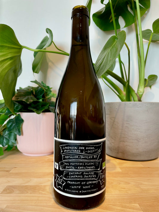 Back label of Staffelter Hof It's Muller Time natural wine bottle