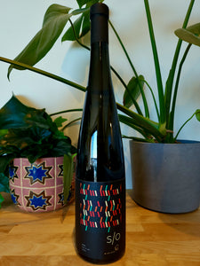 Bottle and front label of Bikicki S/O natural wine