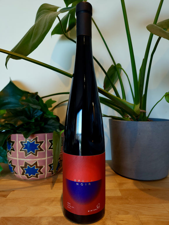 Bottle and front label of Bikicki Sfera Noir natural wine