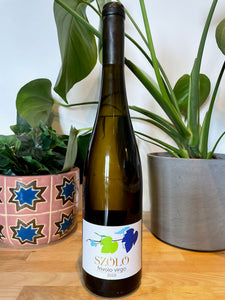 Front label of Szolo Frivolo natural wine bottle
