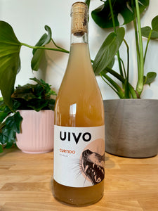 Front label of Folias De Baco 'Uivo' Curtido natural wine bottle